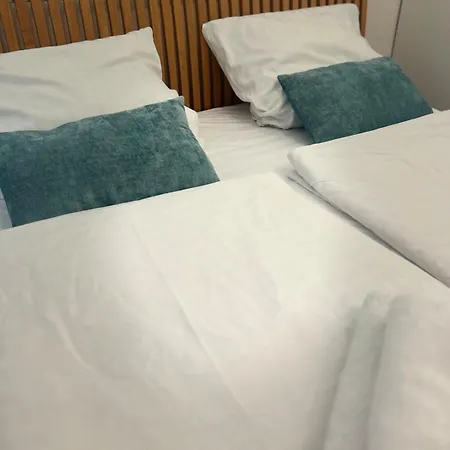 Affordable Floor 2br Nightlife Location In Center And Yet Quite Sleep דירה