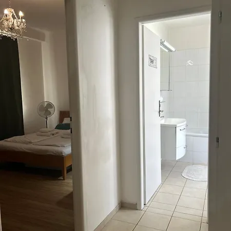 Affordable Floor 2br Nightlife Location In Center And Yet Quite Sleep דירה *